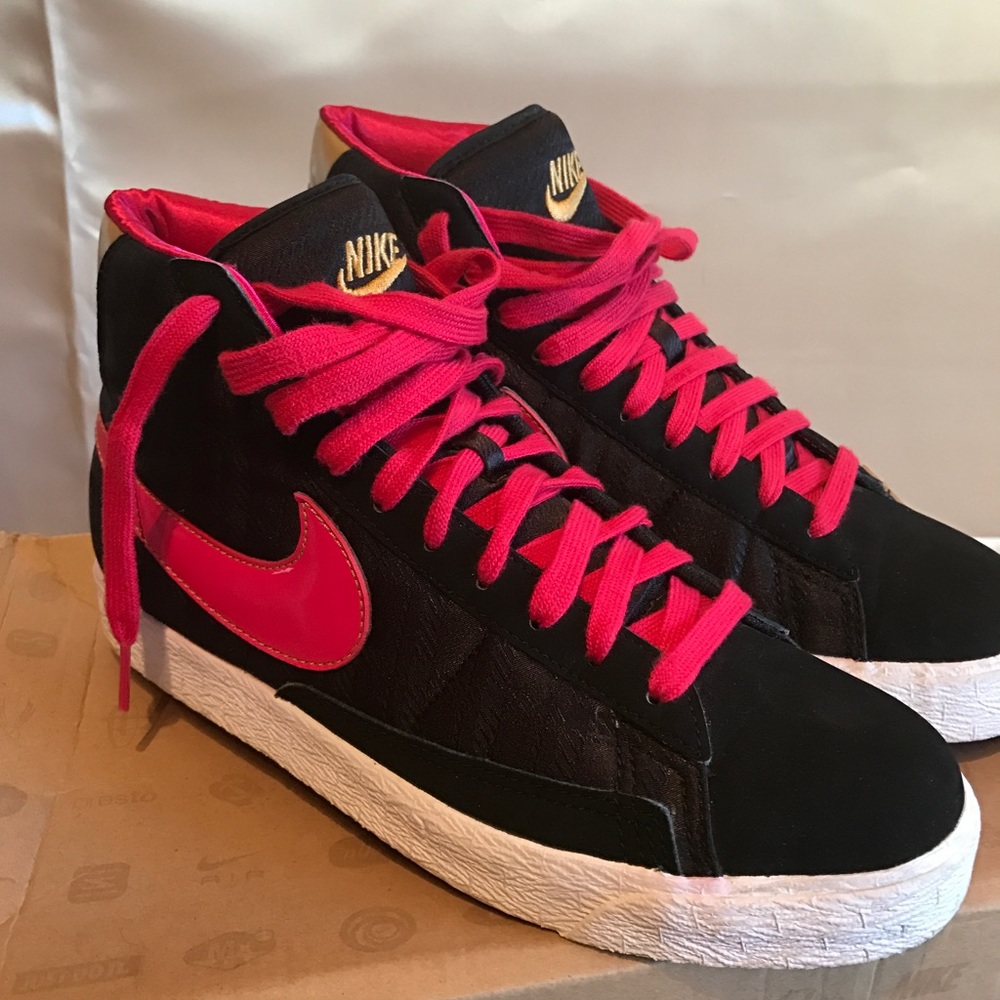 Blazer Mid (GS) black/very Berry-Metallic Gold